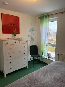 Kommode im Schlafzimmer mit Doppelbett  Ferienwohnung Jonathan