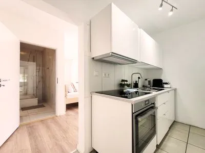 Ansicht auf die vollausgestattete Küche Charmantes Appartement am Hafen mit gratis Bettwäsche-Paket und Terrasse