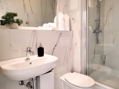 Sauberes modernes Badezimmer mit WC und Dusche Charmantes Appartement am Hafen mit gratis Bettwäsche-Paket und Terrasse