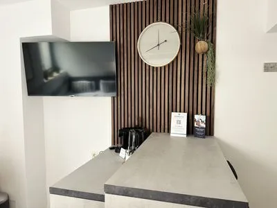 Mini Teeküche mit Kühlschrank, Caffissimo und Wasserkocher Strandnahe Mini Ferienwohnung im Souterrain mit gratis Wäschepaket