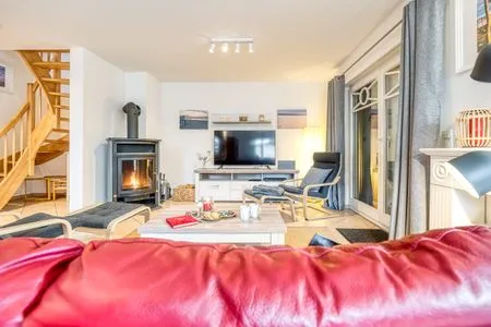 Wohnbereich mit TV und Kamin  Haus Leni