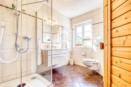 Badezimmer mit Dusche im Erdgeschoss  Haus Leni