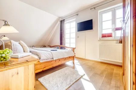 Schlafzimmer mit Doppelbett und TV  Haus Leni