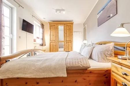 Schlafzimmer mit Doppelbett, TV und Kleiderschrank  Haus Leni