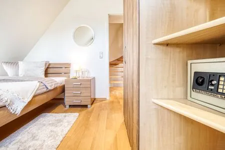 Schlafzimmer mit Einzelbett und Kleiderschrank  Haus Leni