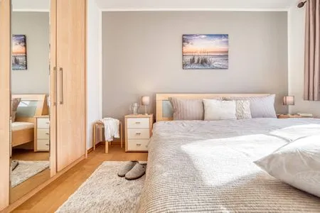 2. Schlafzimmer mit Doppelbett und Kleiderschrank  Haus Leni