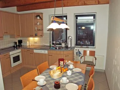 offene Küche mit Essbereich für 6 Personen Landhaus Heine Aake-Huus Whg. 02