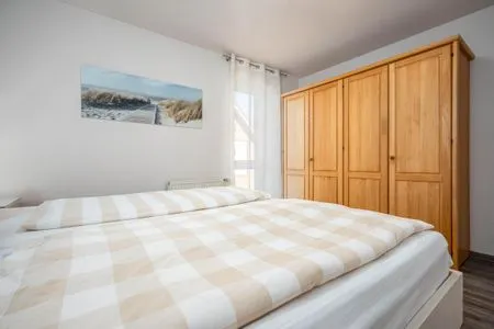 Schlafzimmer mit Doppelbett und Kleiderschrank  Bahnhofstraße 10 - Wohnung 3
