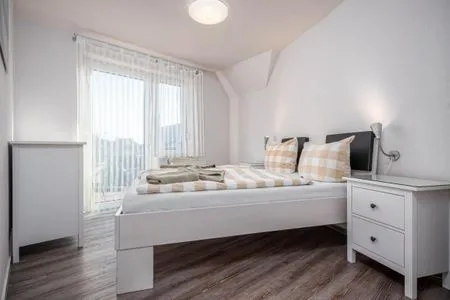 2. Schlafzimmer mit Doppelbett und Nachttisch  Bahnhofstraße 10 - Wohnung 3