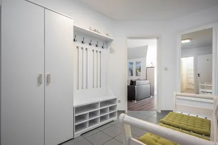 Eingangsbereich mit Garderobe und Blick ins Wohnzimmer  Bahnhofstraße 10 - Wohnung 3