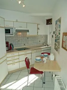 Küche mit kleinem Eßtisch Dünenblick Whg. 08