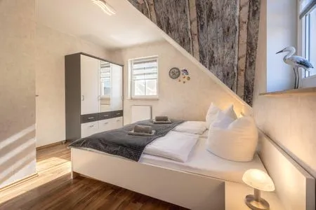 Schlafzimmer mit Doppelbett und Kleiderschrank  Am Deich Haus 8