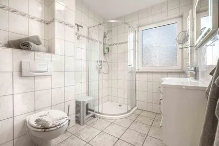 Badezimmer mit WC und Dusche  Am Deich Haus 8