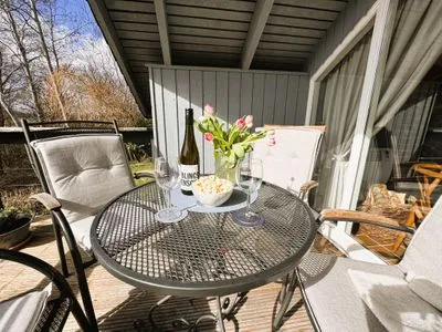 Balkon direkt am Haus mit Gartenmöbeln Immi's Hus - Ferienhaus am Ostseestrand