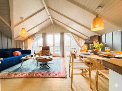 Blick von der Küche in den Wohnbereich mit Essplatz Immi's Hus - Ferienhaus am Ostseestrand