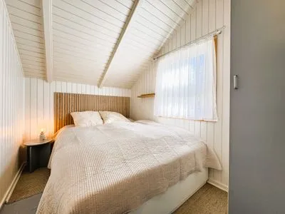 Schlafzimmer mit Doppelbett (160 x 200 cm) und Kleiderschrank Immi's Hus - Ferienhaus am Ostseestrand