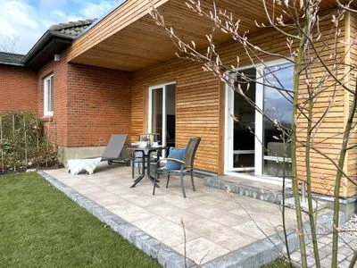 Überdachte Südterrasse mit kleinem Garten Ferienhaus Landliv Stuuv