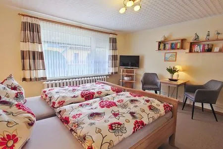Wohn- Schlafraum mit Doppelbett, Sitzecke, TV und Radio Noll