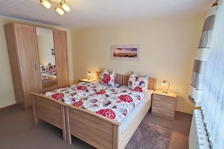 Doppelbett und Kleiderschrank und Spiegel Noll