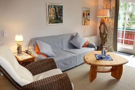 helles Wohnzimmer mit Esstisch und Zugang zum Balkon Reichenbach