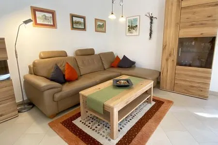 Wohnzimmer mit Ledercouch Waldsiedlung W10.1