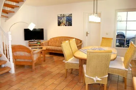 Wohn- und Essbereich mit Zugang zum Obergeschoss und zum Balkon Waldsiedlung W8.4