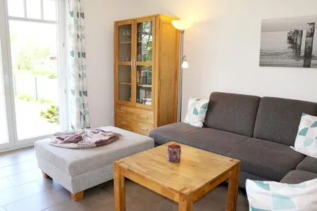 Couch mit Aussicht auf das Grundstück Sommersprosse