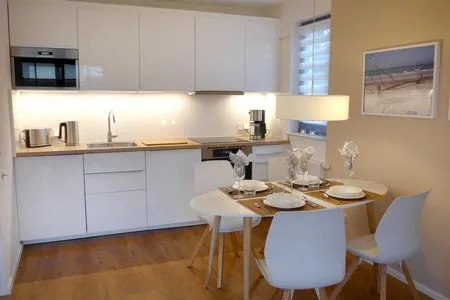 Esstisch mit Platz für 4 Personen im modernen Küchenbereich (Geschirrspüler, Backofen, Mikrowelle usw.) Morgensünn