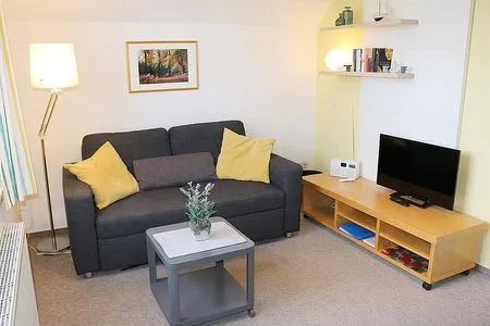 mit Couch, Sessel und Flachbild-TV Katharinas Ferienhaus Wohnung 3