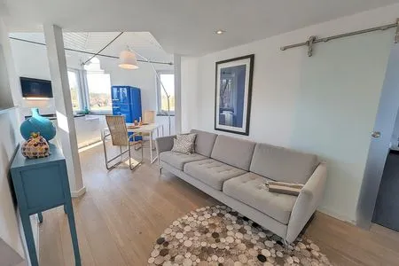 Couch und Blick in die Küche Haus Gretchen Turm