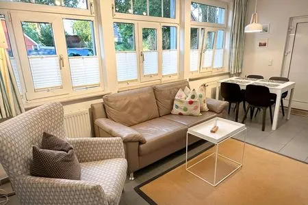 Wohnbereich mit Couch und Sessel Katharinas Ferienhaus Wohnung 1