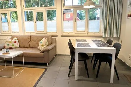 Esstisch im Wohnbereich Katharinas Ferienhaus Wohnung 1