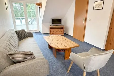 Zimmer mit gemütlicher Sitzecke und TV Haus Kleist Zimmer 5