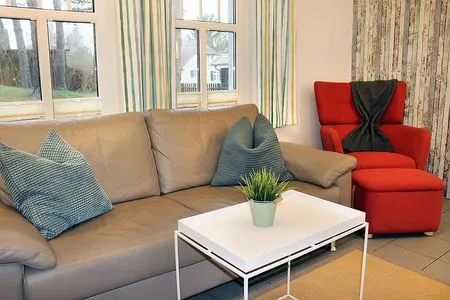 Couch und Relax-Sessel im Wohnzimmer Katharinas Ferienhaus Wohnung 2