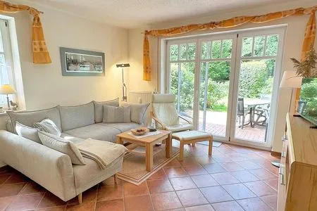 gemütliche Couch und schöne Terrasse Zum Leuchtturm Wohnung 1