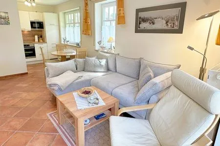 Couch und Blick in die Küche Zum Leuchtturm Wohnung 1