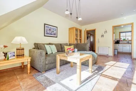 Sofa mit Blick zur Küche Ferienpark Freesenbruch Wohnung 4.4 - Seeschwalbe