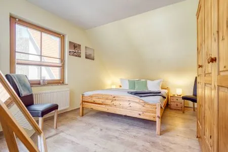 Schlafzimmer mit Doppelbett Ferienpark Freesenbruch Wohnung 4.4 - Seeschwalbe