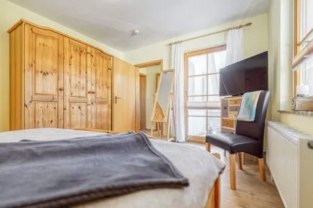 Kleiderschrank und TV im Schlafzimmer Ferienpark Freesenbruch Wohnung 4.4 - Seeschwalbe