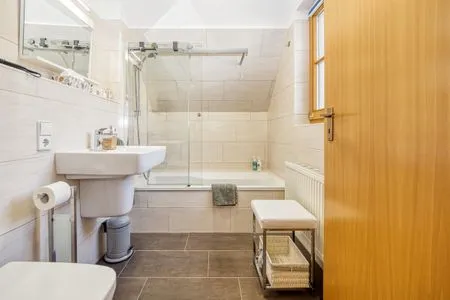 Badezimmer mit Badewanne Ferienpark Freesenbruch Wohnung 4.4 - Seeschwalbe