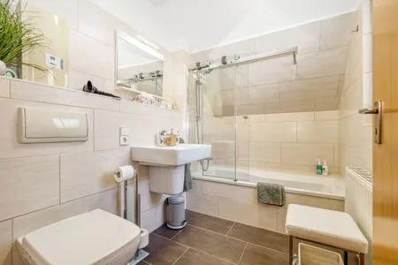 Badezimmer mit Badewanne und WC Ferienpark Freesenbruch Wohnung 4.4 - Seeschwalbe