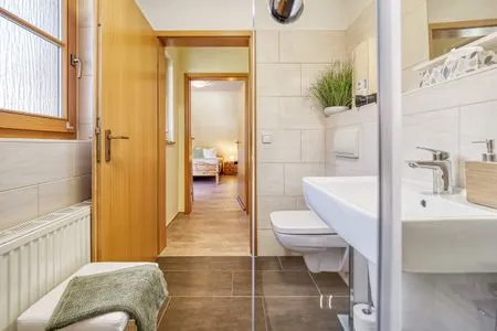 Waschbecken und WC im Badezimmer Ferienpark Freesenbruch Wohnung 4.4 - Seeschwalbe