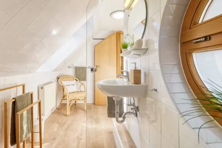 Badezimmer im Dachgeschoss Ferienpark Freesenbruch Wohnung 4.4 - Seeschwalbe