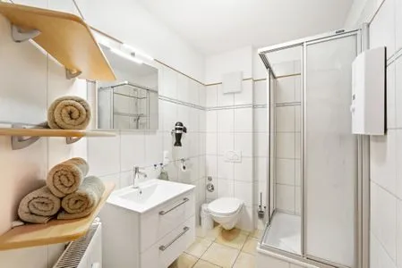 Bad mit Dusche und WC  Windflüchter