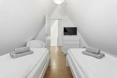 Schlafzimmer mit zwei Einzelbetten und TV  Rosenberg-Siedlung 21a/2