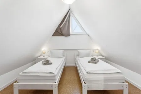 Schlafzimmer mit zwei Einzelbetten und TV  Rosenberg-Siedlung 21a/2