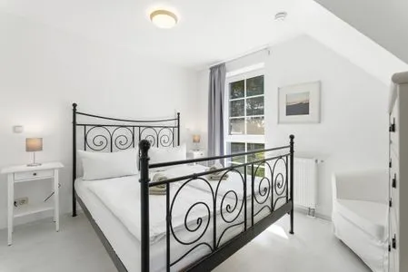 Schlafzimmer mit Doppelbett  Rosenberg-Siedlung 21a/2