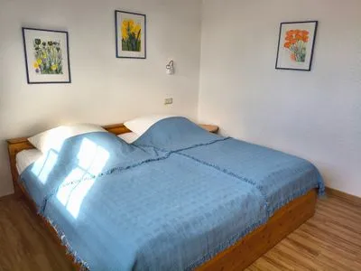 Schlafzimmer mit Doppelbett  Wohnung Giesen