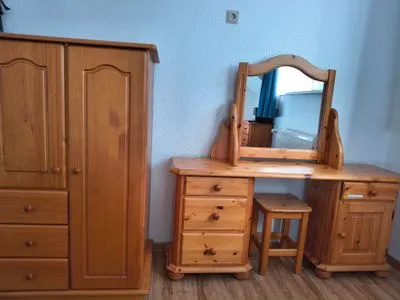Schminktisch und Kleiderschrank im Schlafzimmer  Wohnung Giesen