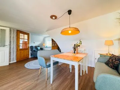 Wohnzimmer mit Essplatz und Meerblick Nordkiek No. 8